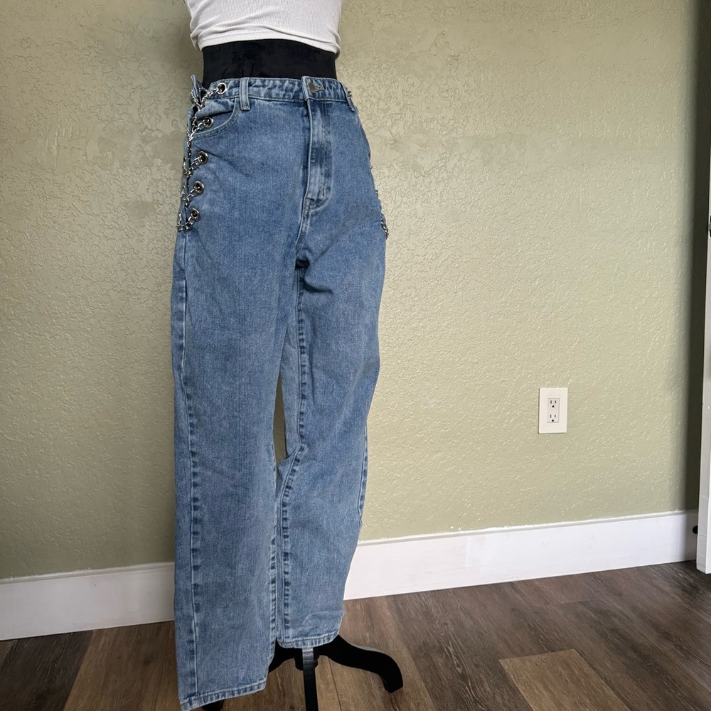 Vintage Wash Chain Waist Detail Mom Jeans | PrettyLittleThing